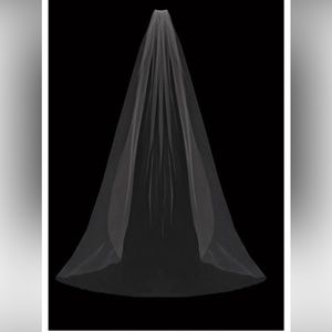 Never worn!! En Vogue Bridal Veil- style V03WC in color White